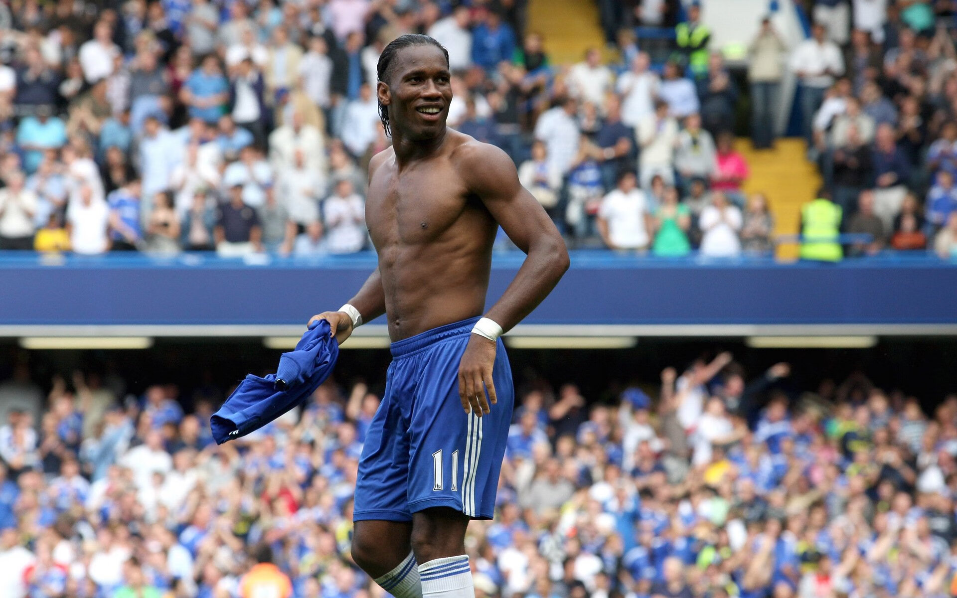 卢卡·东契奇在西班牙观看篮球比赛，球迷关注其瘦身效果，卢卡·东契奇身高臂展