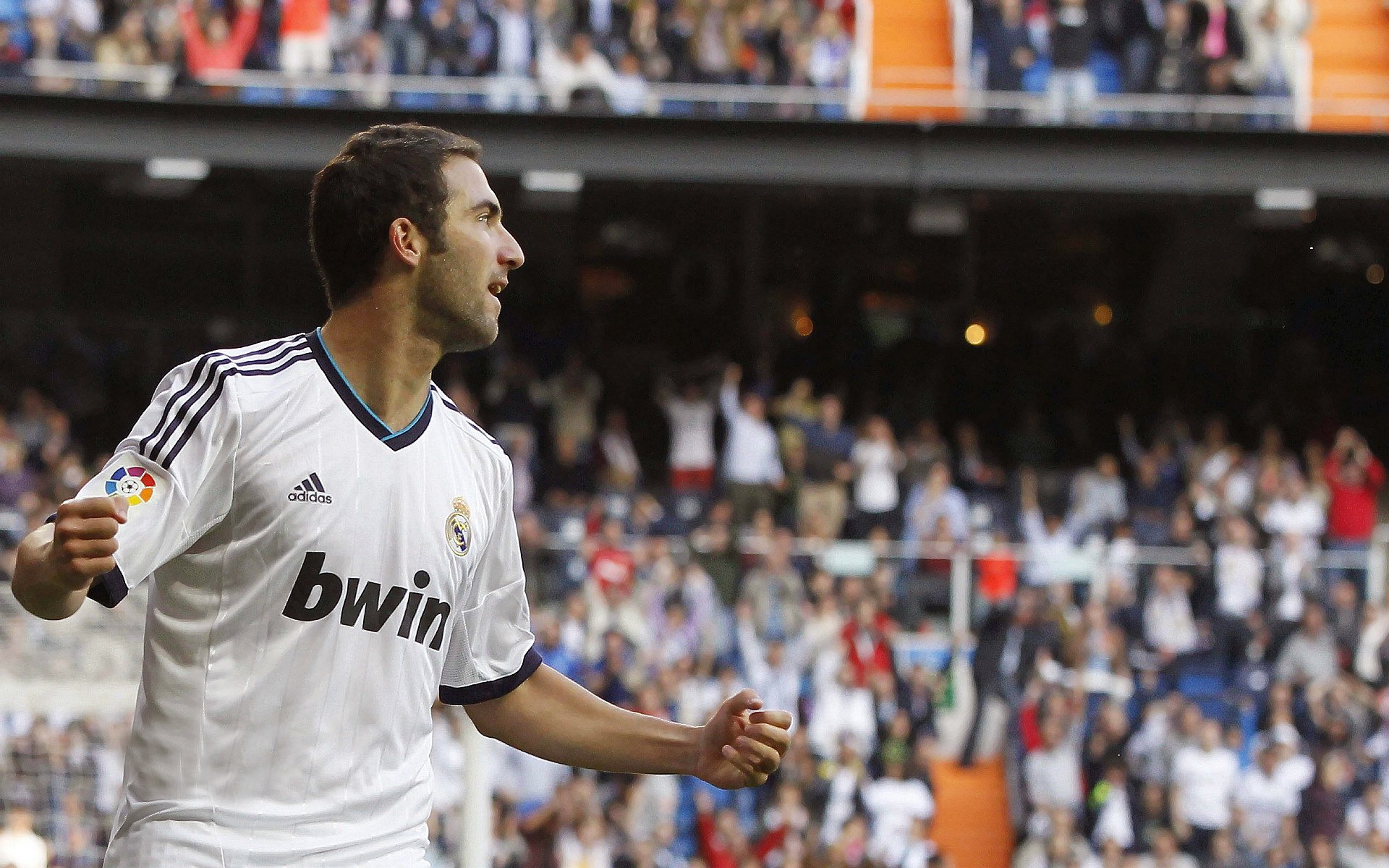 塞内加尔队前锋洛佩斯在巴黎奥运会上表现出色，洛佩和塞万提斯